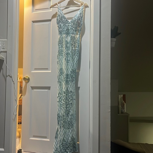 Beautiful sequence dress. I’ve only wore one time to a wedding in India. - Picture 3 of 3